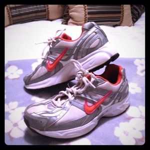 SALE❗️Women's NIKE Run compete.