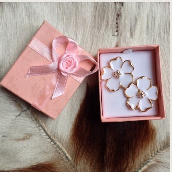 Sold In Bundle Fashion flower style earring - Picture 2 of 2