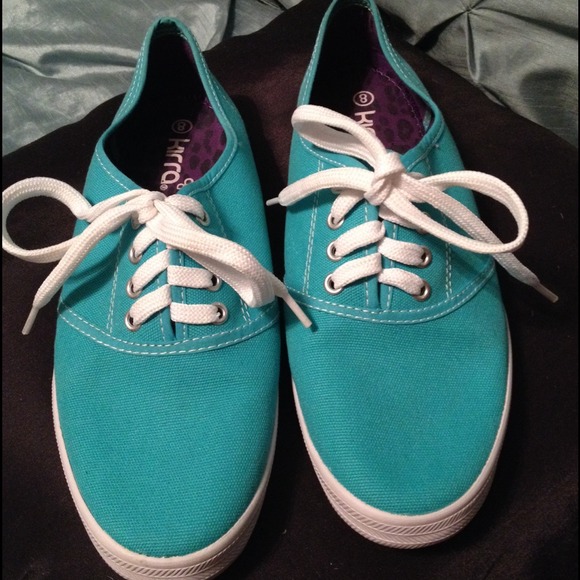 Sold locally🚫teal sneakers👟
