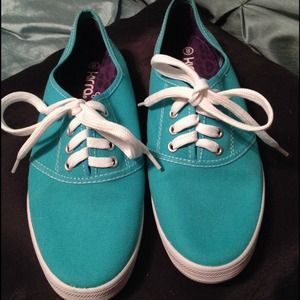Sold locally🚫teal sneakers👟