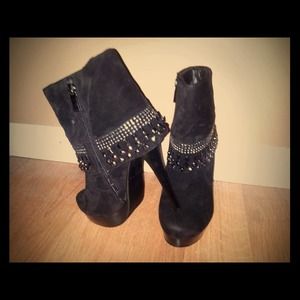 MUST GO! Beautiful Sway Beaded Boots