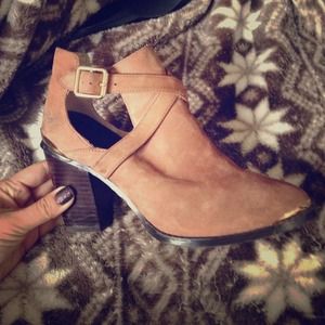 Light cognac suede chop-out heel bootie