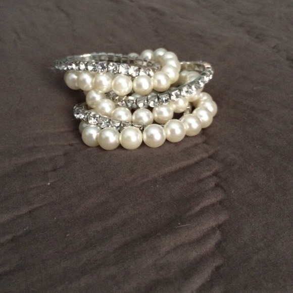 ✨Sold✨Fashion pearl and diamond bracelet set