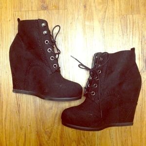 Black wedge boots size 5.5
