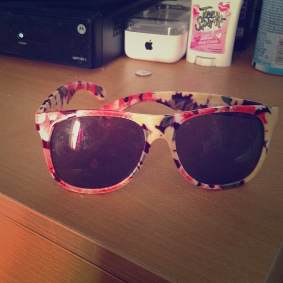 Forever 21 Jewelry - Floral Glasses