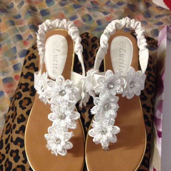 Very Cute White Sandals Size 6 !!