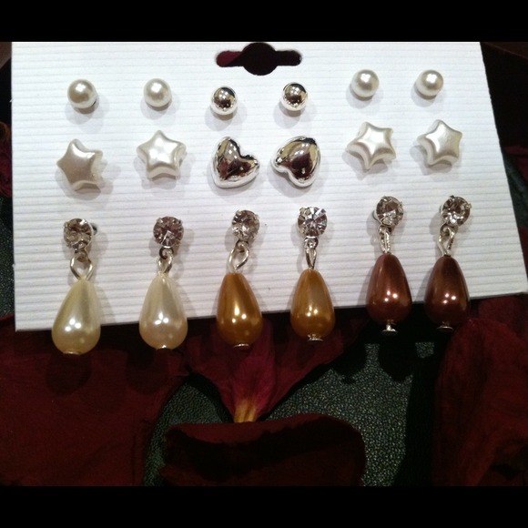 NWT Set of studs and faux pearl earrings