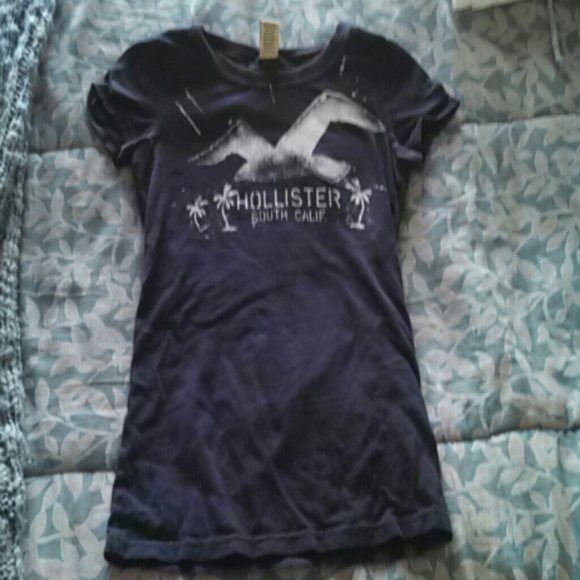 **SOLD/BUNDLED**Hollister tee - Picture 2 of 4