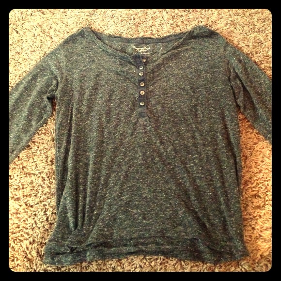 Quarter sleeve, gray shirt.