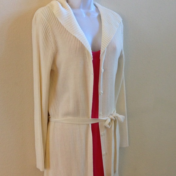 Cream colored cable knit Sweater w/ belt - Picture 2 of 4