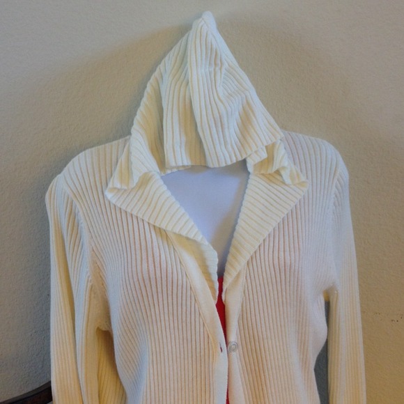 Cream colored cable knit Sweater w/ belt - Picture 3 of 4