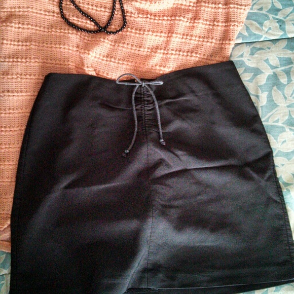 Black pencil skirt - Picture 2 of 3