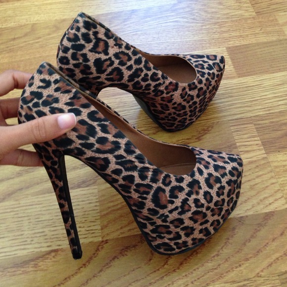 Leopard print pumps!