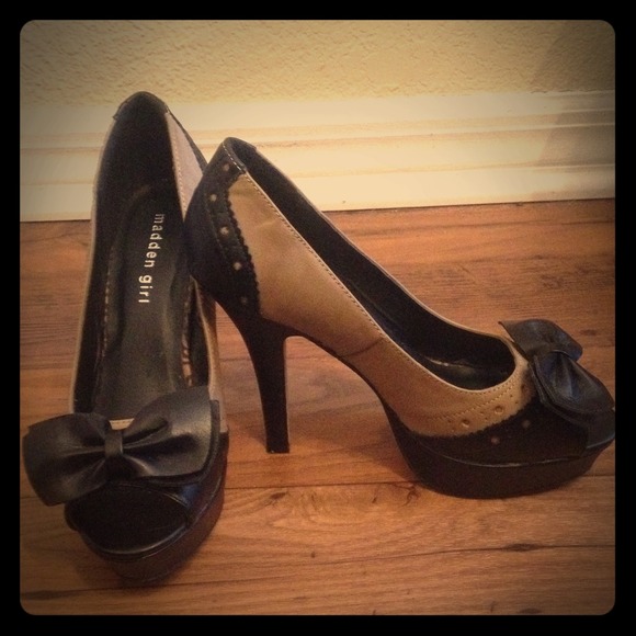 🎀Madden Girl Black and Tan peep toe bow heels!