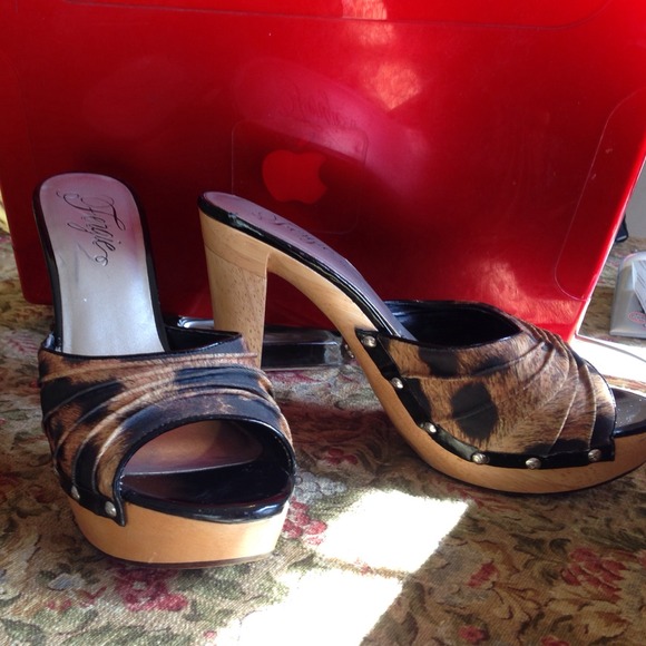 Vintage Fergie leopard wood heels size 9