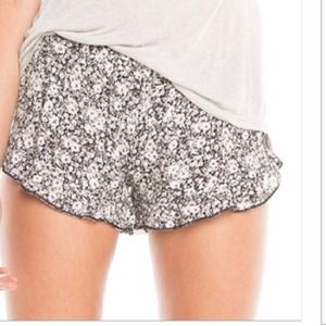 Brandy Melville vodi shorts