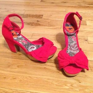 NWOT Adorable Red Bow Heels