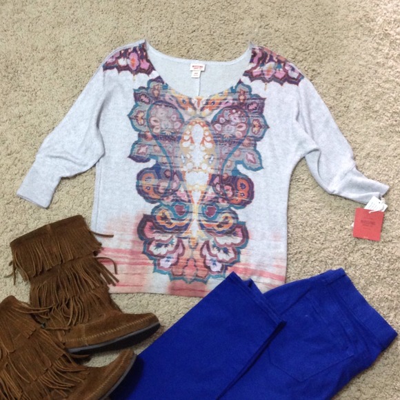 🚫SOLD IN BUNDLE🚫Boho Distressed Sweater