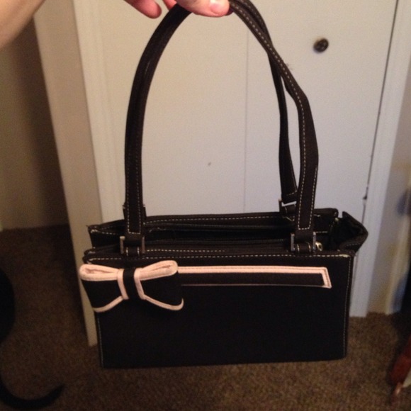 Black purse with light pink accent now - Picture 2 of 3