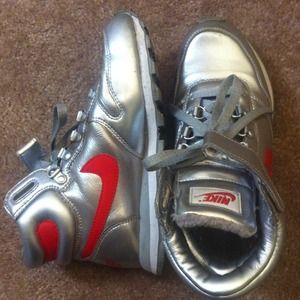 SERIOUS BUYERS ONLY! NIKE metallic sneakers! 🔥