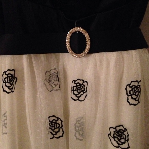 A black and white dress with belt - Picture 4 of 4