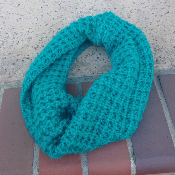 ❌SOLD❌Teal Infinity Scarf - Picture 2 of 3