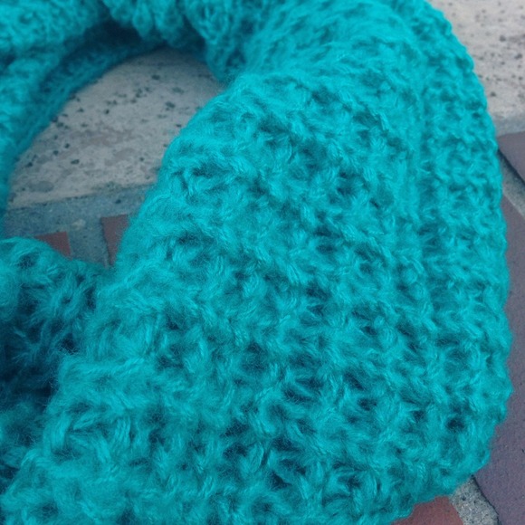 ❌SOLD❌Teal Infinity Scarf - Picture 3 of 3