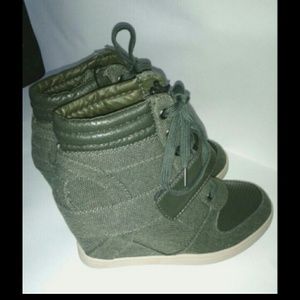 Sporty Olive Green Detailed Hidden Wedge Sneaker