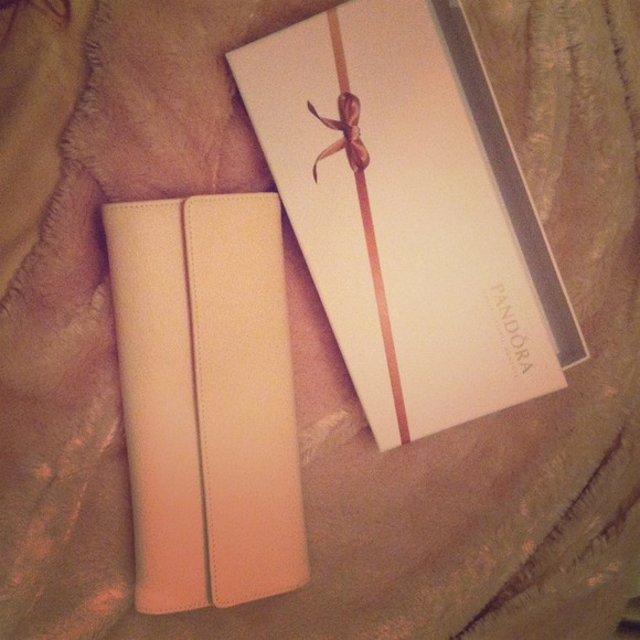 Pandora clutch