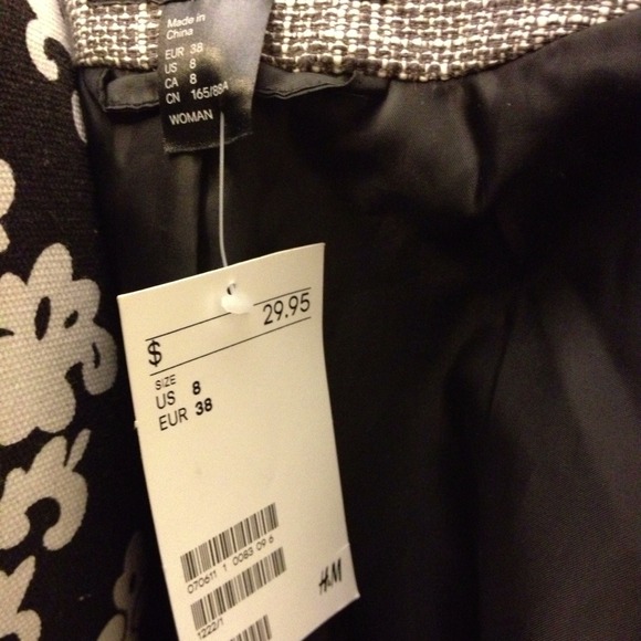 🙅🏾♂️SOLD-New With Tag H&M Cropped Tweed Blazer - Picture 3 of 3