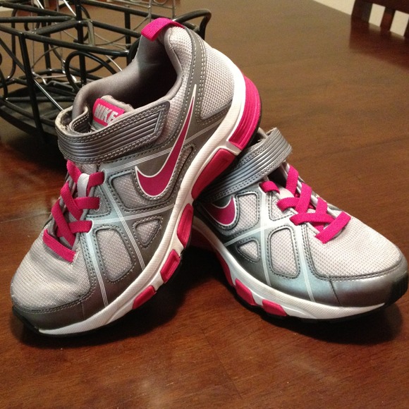 Girls Nike shoes!!
