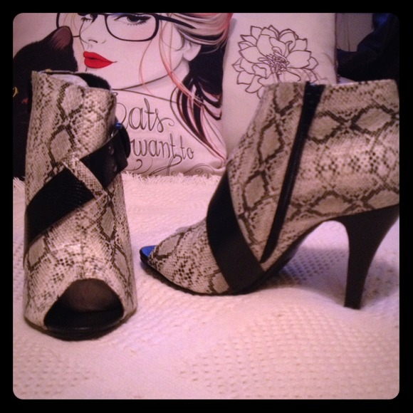 Donna slayer  Shoes - NWT Snake peep toe booties!  Super hot! Size 8