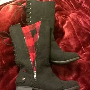 Sugar  Wonderful boots in "black wool" color.