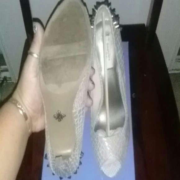 Heels - Picture 3 of 4