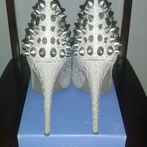 Heels - Picture 4 of 4