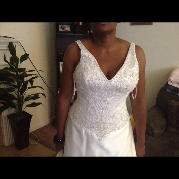 🌟🌟 NEW PRICE🌟🌟 White V-neck Wedding Dress