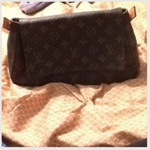 AUTHENTIC LV PURSE - Picture 1 of 4