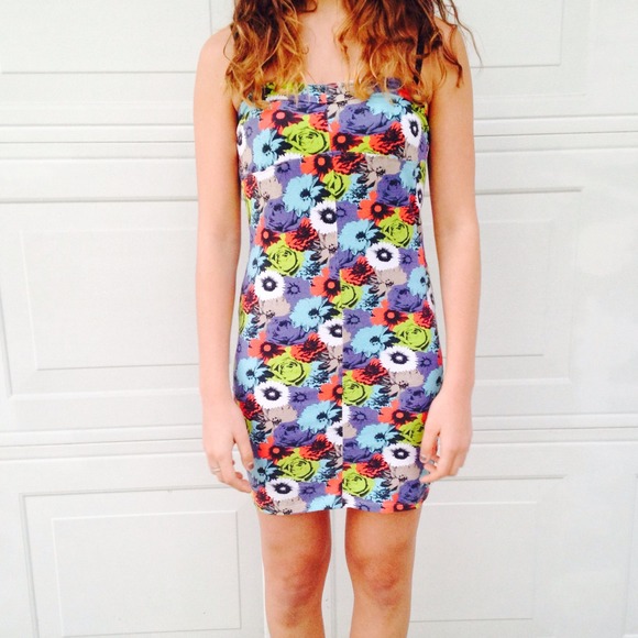 ⛔️SOLD⛔️Bright Floral Strapless Stretchy Dress