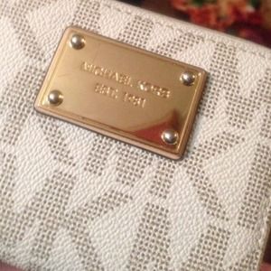 Small Michael kors wallet , used gently
