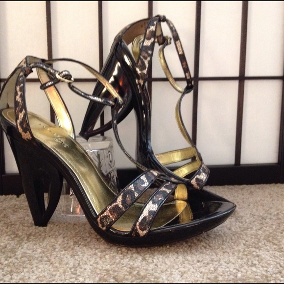 J. Renee Luxe Shoes - HOST PICK🎊🎉💐 NIB Black & Gold Leopard Print