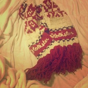 💛💛💛💛💛SOLD 2  thick knitted hollister scarfs