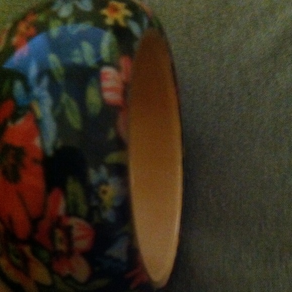 Floral bracelet. Medium sized wrist. - Picture 3 of 3
