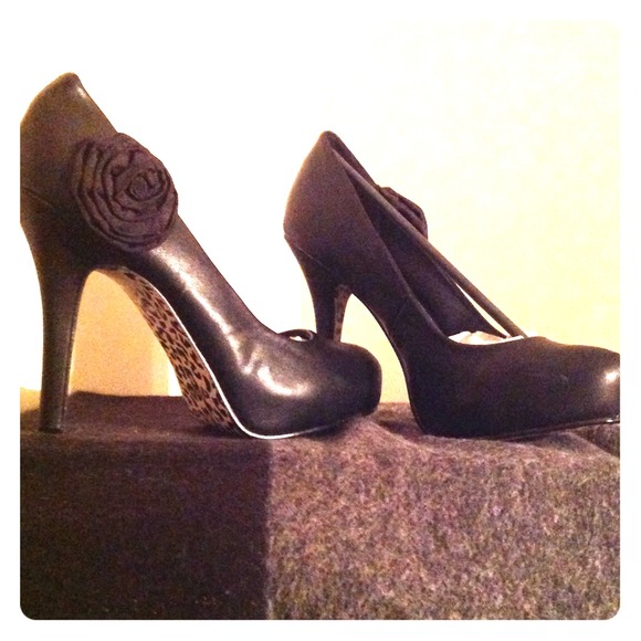 Black high heel pumps w/rose on the side
