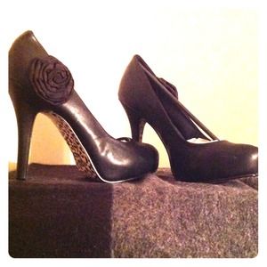 Black high heel pumps w/rose on the side