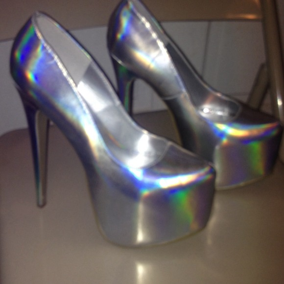 SILVER HOLOGRAM PUMPS