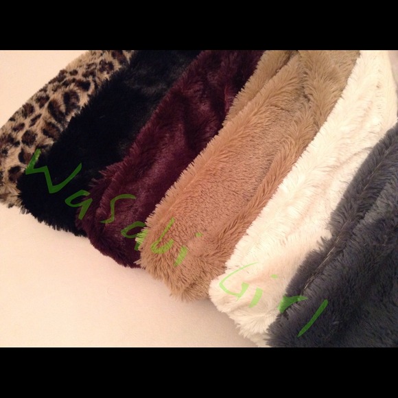 🚫SOLD OUT🚫🎉HP🎉 Faux Fur Infinity Scarf Black - Picture 2 of 2