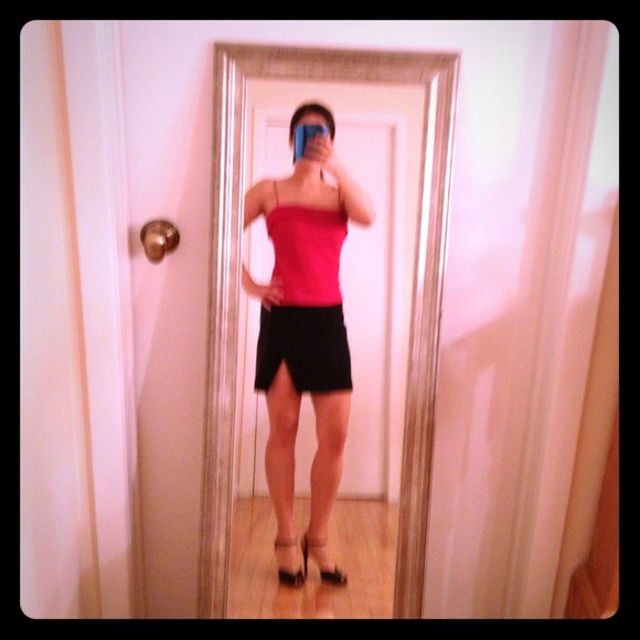 ⬇️was 35$⬇️Elie tahari red silk top
