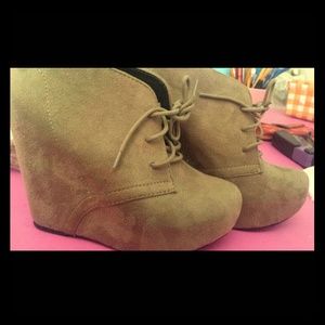 Tan collered wedges