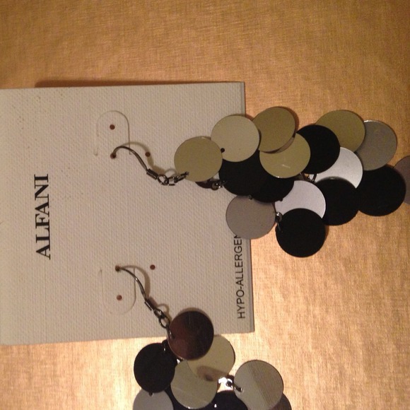 Hypo-allergenic silver and black earrings - Picture 3 of 3