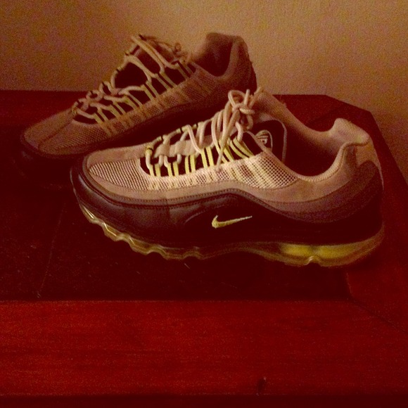Nike Shoes - Air max cross trainers